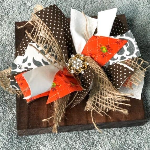 fall-wood-block-decor-messy-bow