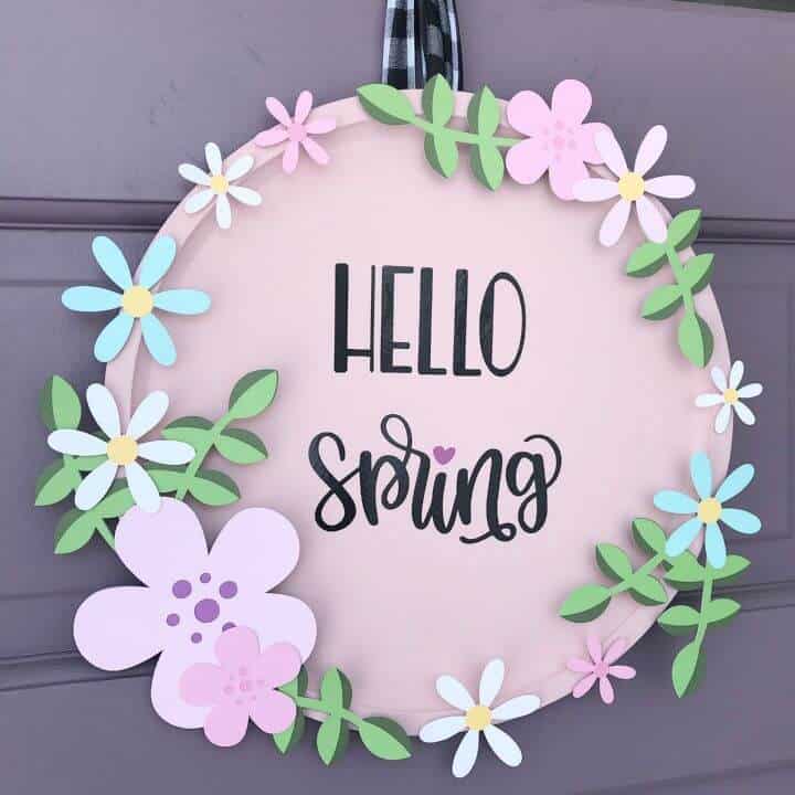 https://www.southerncrushathome.com/wp-content/uploads/2021/10/Spring-pizza-pan-wreath-hanging-on-the-front-door.jpg