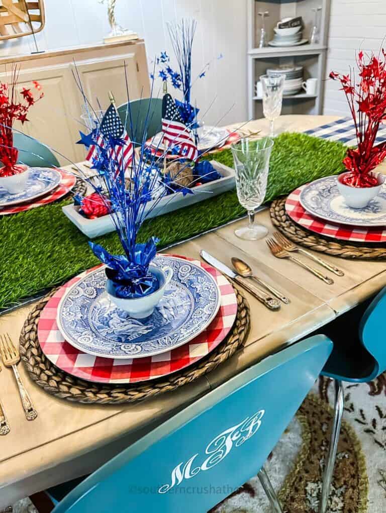 Easy Red, White, and Blue Patriotic Table Setting for the Holidays