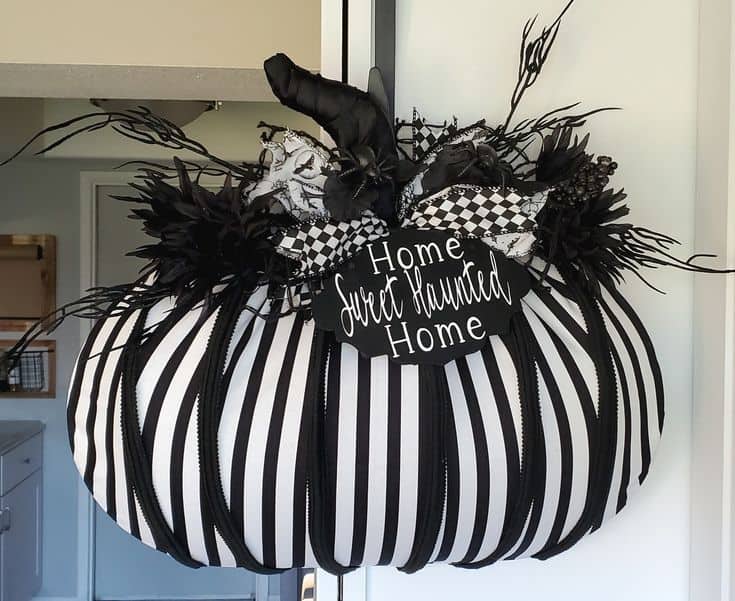 Black_White Pumpkin Wreath Halloween _Home Sweet Haunted Home_